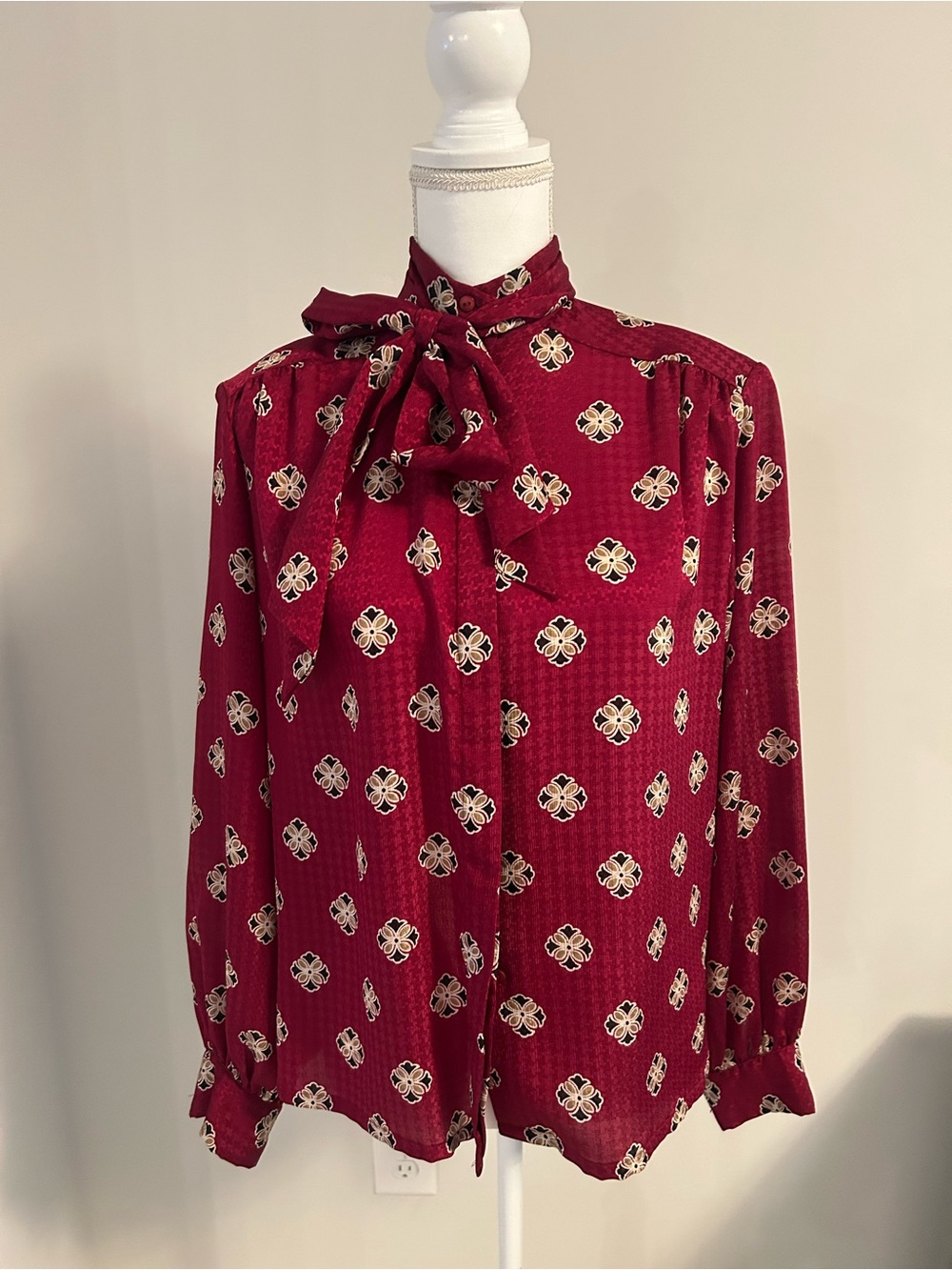 COUNTRY SOPHISTICATES Women's Burgundy Tie-Neck Printed Blouse